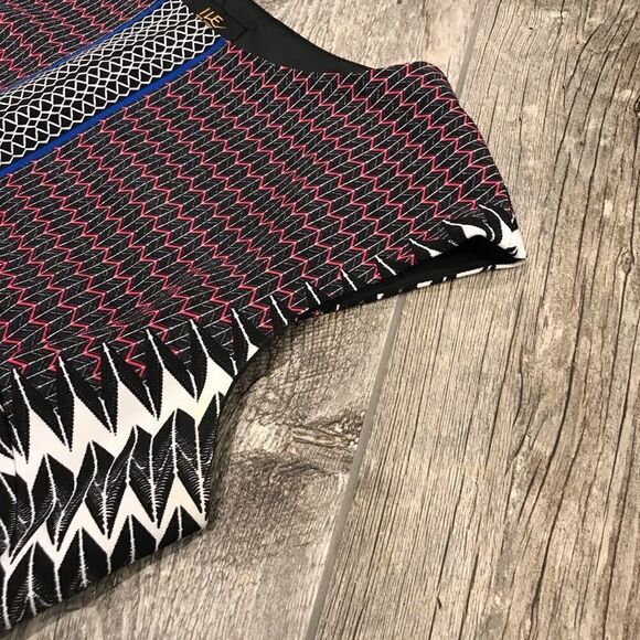 Cute fitted sleeveless dress - Picture 2 of 11